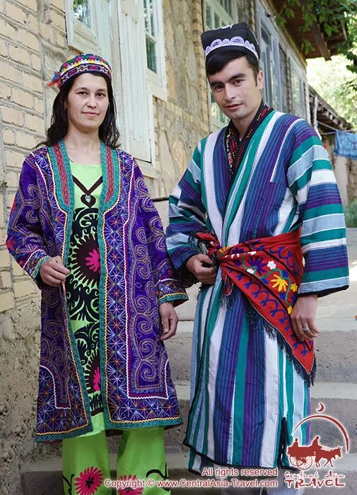 Мужчина на узбекском языке. Национальная одежда Узбекистана чапан. Национальный таджикский чапан. Мужская Национальная одежда узбеков чапан. Халат национальный Узбекистан чапан.