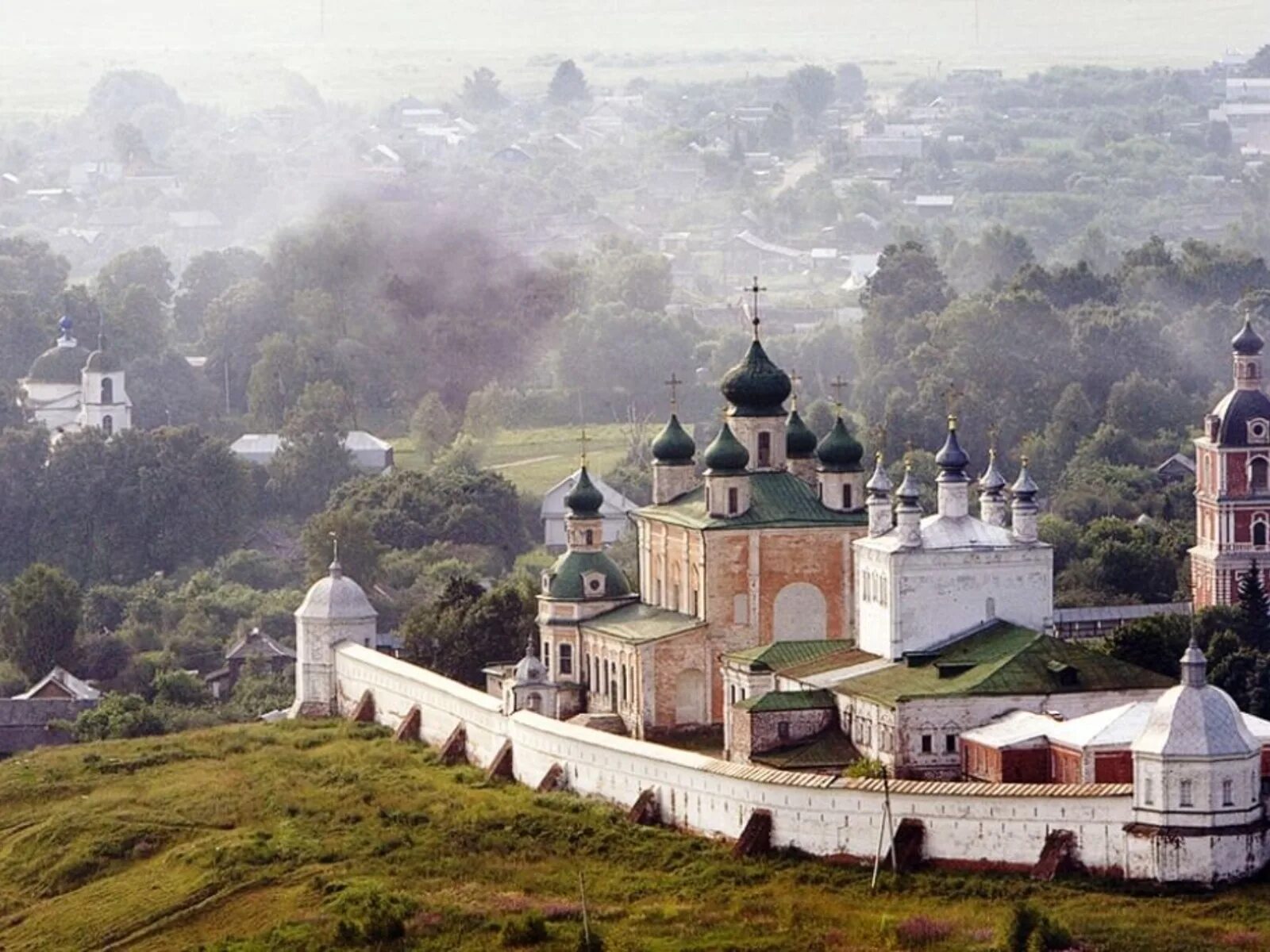 Золотое кольцо россии маленькие города. Успенский Горицкий монастырь (Переславль-Залесский). Золотое кольцо Переславль-Залесский Горицкий монастырь. Переславль-Залесский Переславский Кремль. Переславль-Залесский — город монастырей.