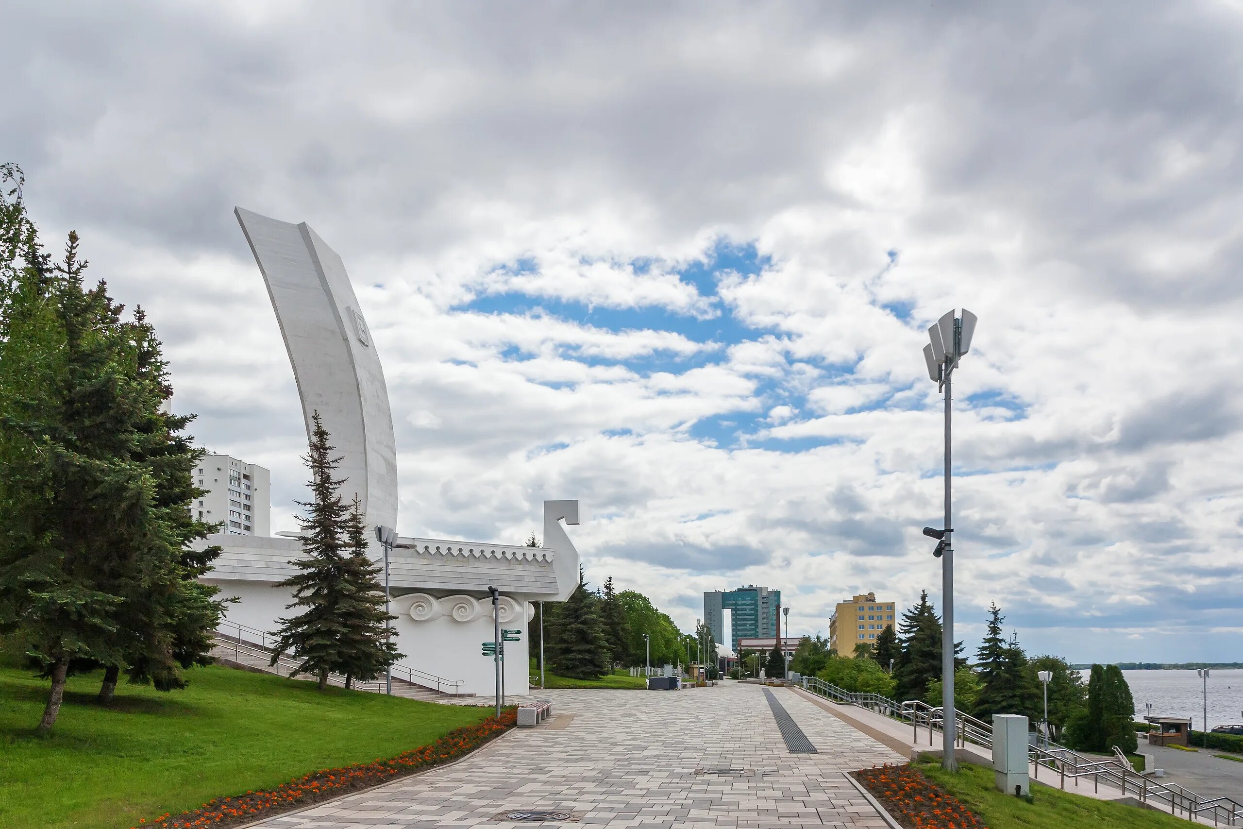 Сток самара. Монумент Ладья Самара. Ладья Самара памятник. Памятник Ладья в Самаре на набережной. Ладья Самара набережная лето 2023.