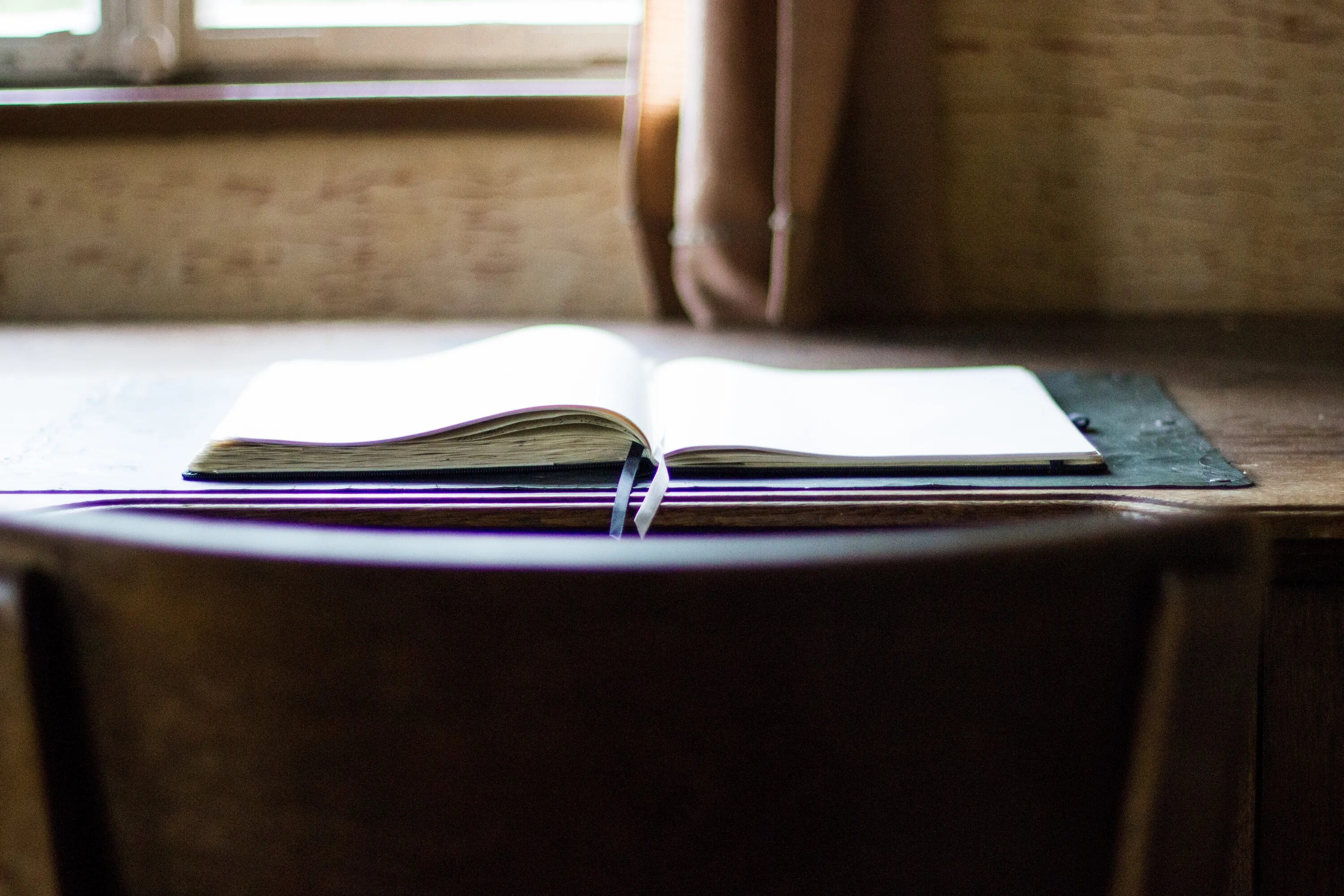 Книга tables. Открытая книга. раскрытая книга. стол «книга». открытая книга на столе.