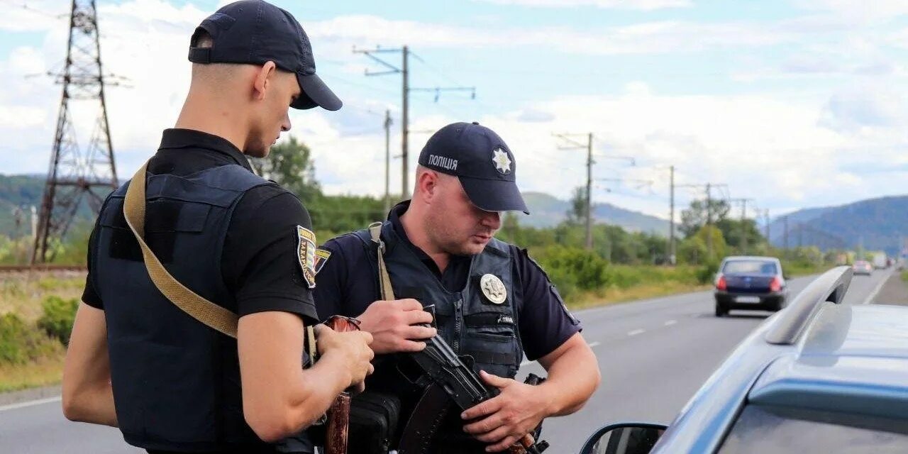 Военные останавливают машины. Полицейская машина. Обычный полицейский. Полицейский штраф. Остановить полицейские машинки на.