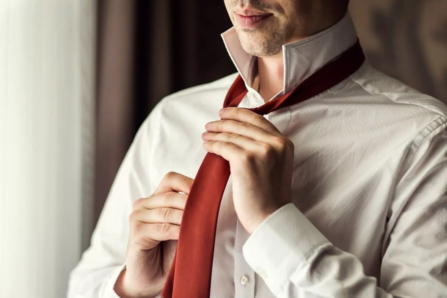 Галстук нотариуса что это. Галстук. Завязанный галстук. Мужчина в галстуке. Ослабленный галстук.