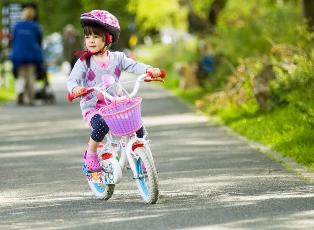 Какой велосипед выбрать для девочки. Дети с велосипедом. Велик для детей. Велосипед для девочки. Катание на велосипеде дети.
