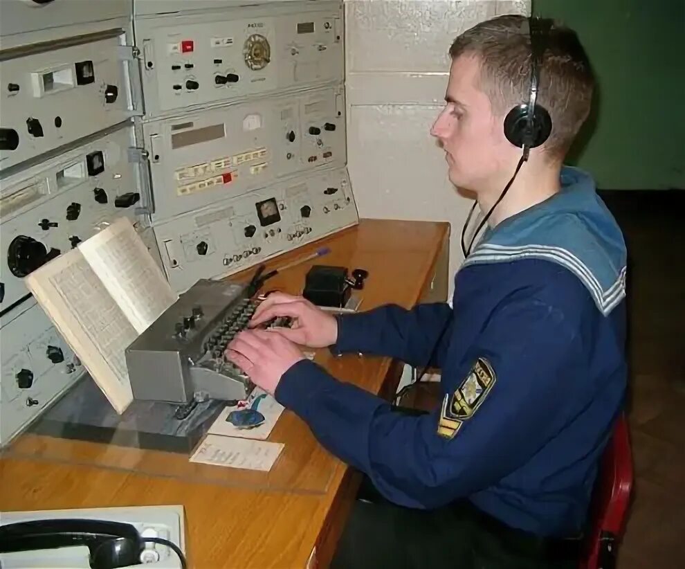 Управляющая компания радист великие луки. Пульт управления радиста радиостанции дюна-1а. радист на корабле. судовой радист. радиостанция на корабле.