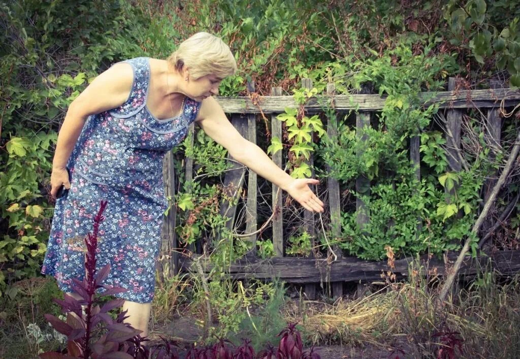 Подглядывание за бабушкой. Соседка в огороде. Женщина на грядке. Женщины на даче летом. Женщина на даче в огороде.