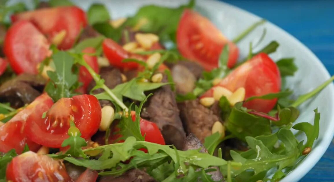 Салат с куриной печенью и помидорами. Салат с куриной печенью и помидорами черри. Салат с печенью и помидорами. Тёплый салат с куриной печенью и помидорами.