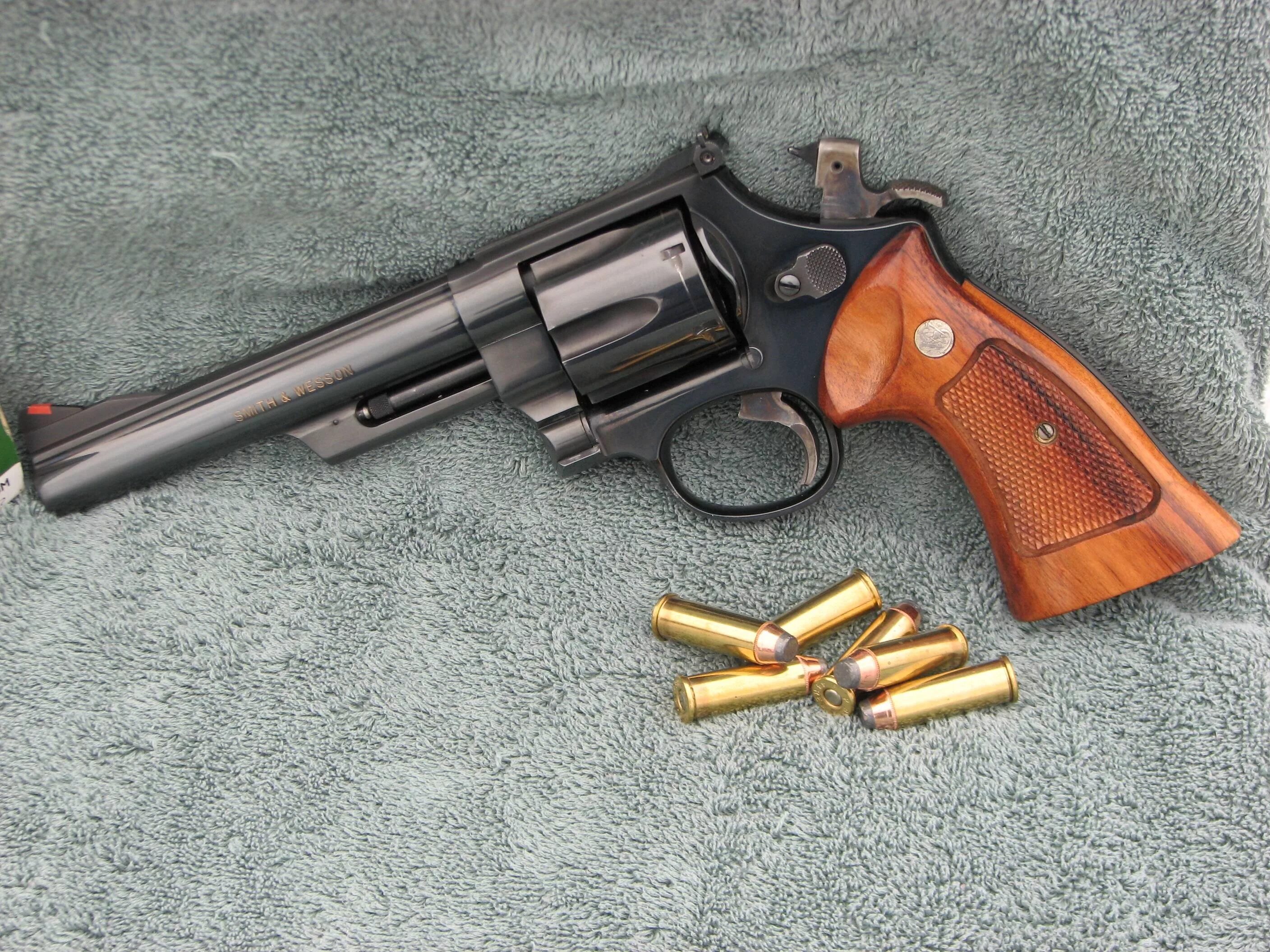 Калибр магнума. Револьвер Магнум 44. Смит-Вессон револьвер 44 калибра. Магнум 44 калибра. 44 Magnum револьвер.