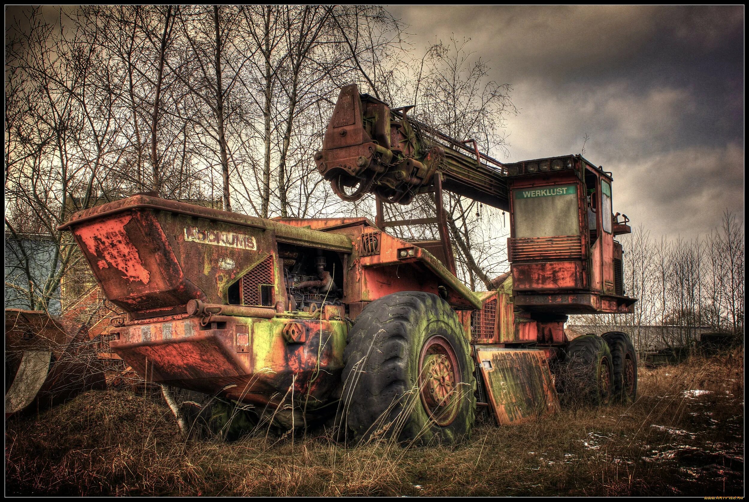 Брошенные колхозы. Заброшенные трактора ссср. Комбайн нива ржавый. Заброшенные совхозы и колхозы. Деревня совхоз колхоз.