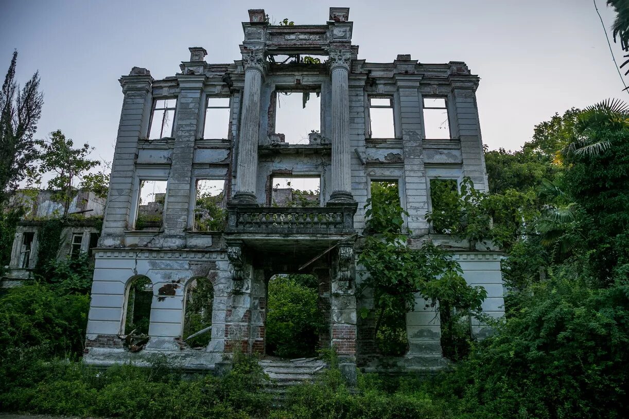 Дворец смецкого в абхазии. Дворец в абхазии 365 комнат где находится. Дворец смецкого в абхазии. Замок князя смецкого абхазия. Дворец смецкого в абхазии.