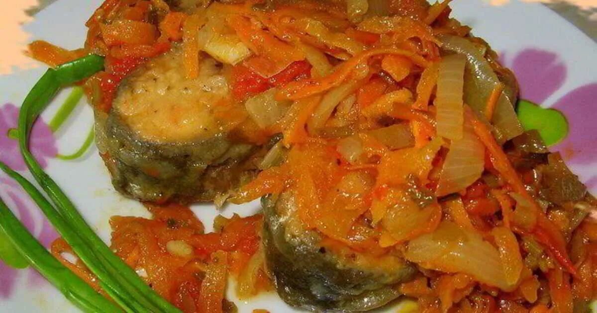 Горбуша в духовке сочная с овощами. Горбуша тушеная с морковью. горбуша с овощами. горбуша тушеная с овощами. горбуша с морковью и луком в духовке.