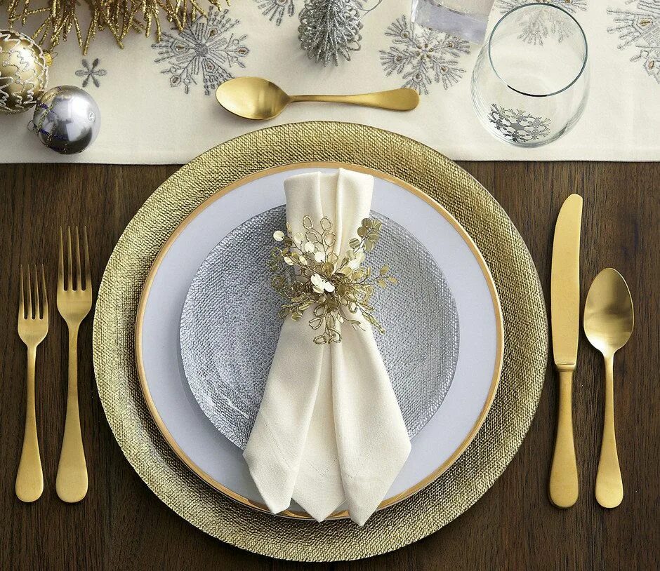 стильное украшение новогоднего стола. салфетка на тарелке. сервировка стола. декорируем новогодний стол. украшение стола png.