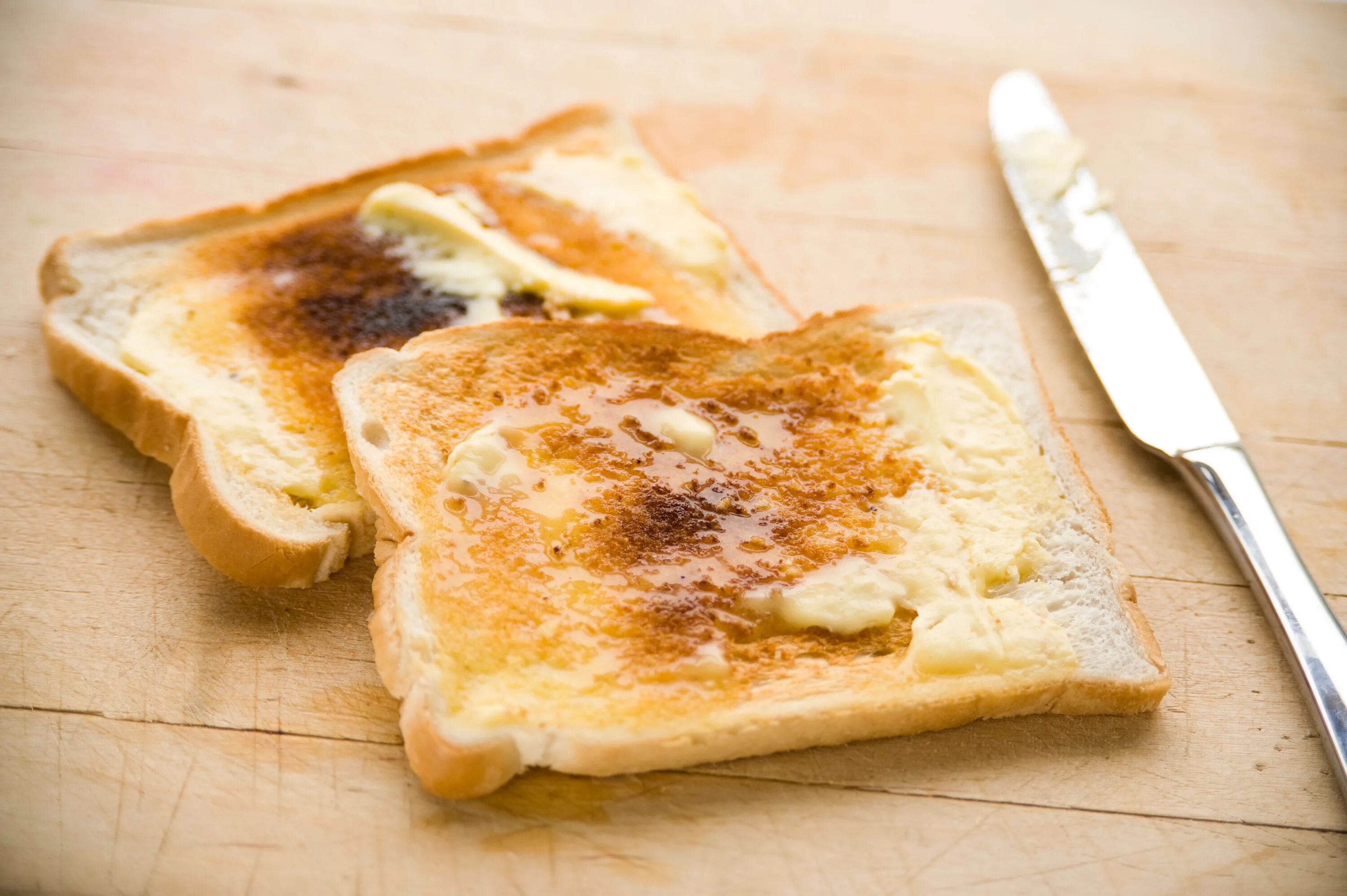 Тостовый хлеб с сыром. Тост с маслом. Жареный хлеб с маслом. Тосты хлебные. Тост с сыром.