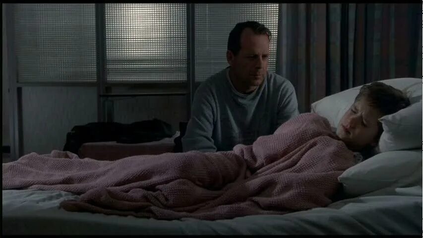 Брюс уиллис 6 чувство. Senseless 1998. Шестое чувство обложка. Брюс уиллис 6 чувство. Найт шьямалан.