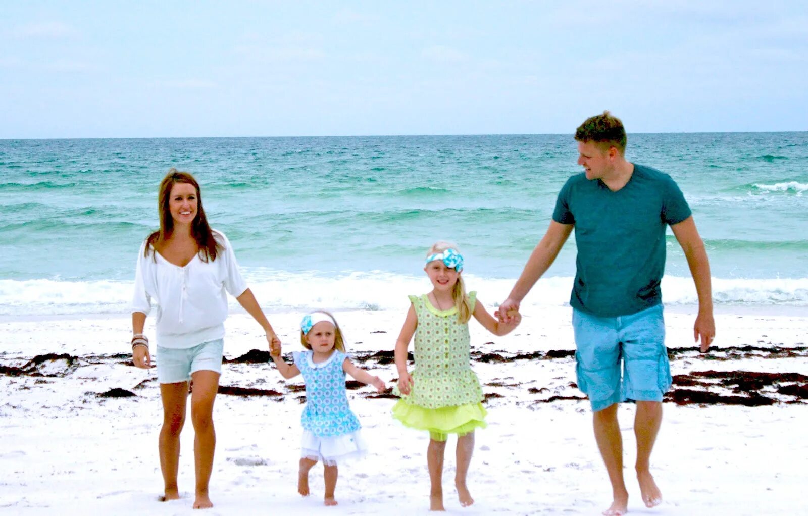 Ребенку перед поездкой на море. Фото семьи на отдыхе. Фэмили тур. Family Beach.