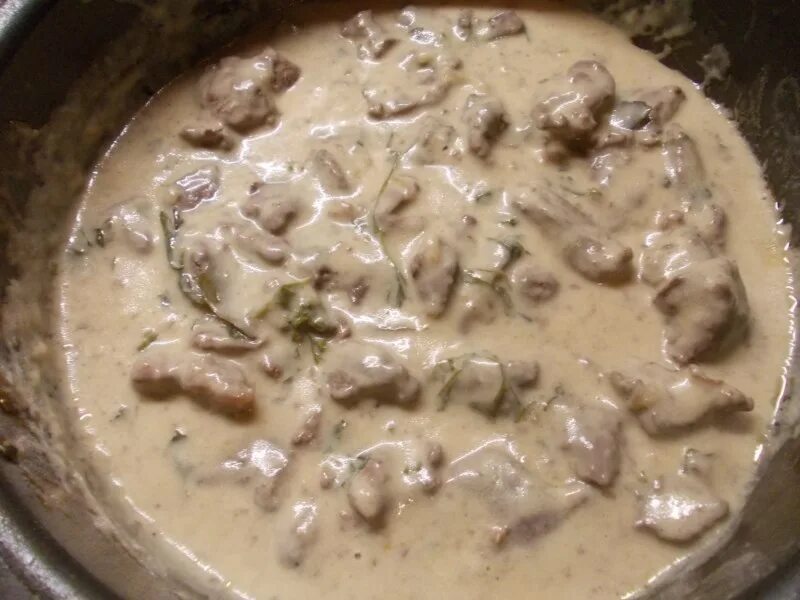 Подлива с мясом как в детском. Мясо с белым соусом. белая подлива с мясом. мясо кусочками в белом соусе. мясо в белом соусе на сковороде.