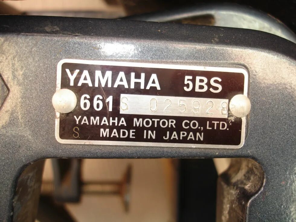 Как определить год лодочного мотора. Yamaha f 9.9 шильд. Yamaha f50fet шильда. Ямаха 200 Лодочный мотор шильда. Мотор Yamaha 70 л.с 2т шильдик.