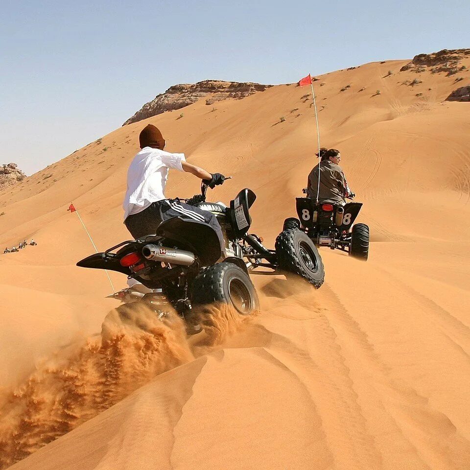 Пустыня ездить. Сафари на квадроциклах в Дубае. Багги сафари Дубай. Дубай квадроциклы по пустыне. Багги в пустыне Дубай.