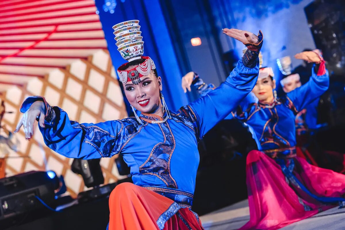 Монгольский танец с чашами. Народный танец биелгээ. Монголия танец. Танцы монголии. Танцы монголии.
