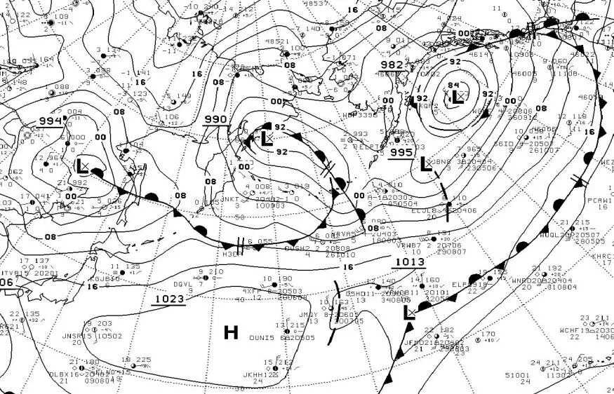 Карты приземного анализа. Циклон на синоптической карте. Циклоны и антициклоны на синоптической карте. Циклон и антициклон на карте обозначение. Метеорологическая Авиационная карта.