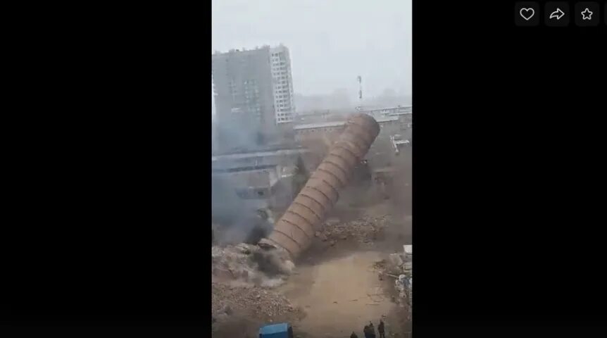 Город рухнувший от звуков труб. Обрушение трубы. падающие трубы на котельных. омск трубы.