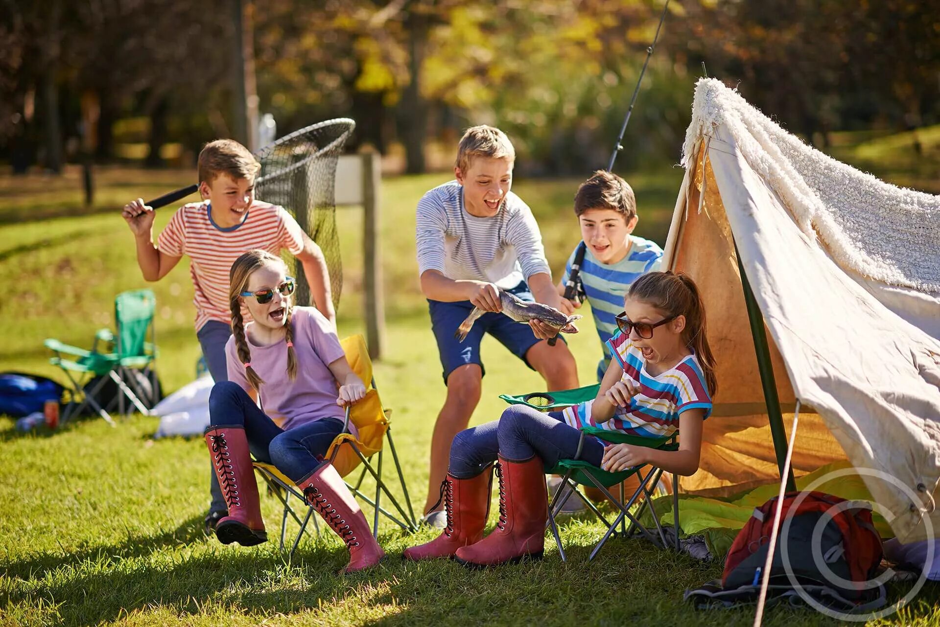 Summer Camp лагерь. Кемпинг с детьми. Дети в лагере. Дети летом в лагере. Организация загородного отдыха детей