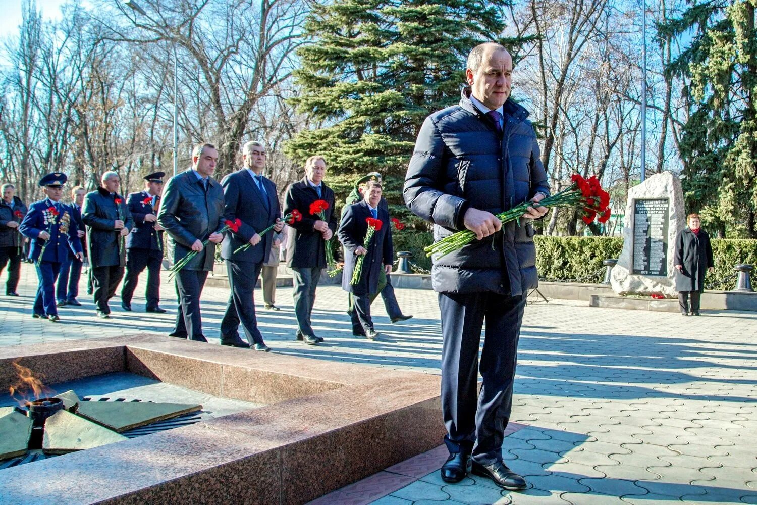 Цветочный черкесск. Парк Победы Черкесска возложение цветов. Аллея славы Черкесск. Парк Победы Черкесск. Центральный сквер Карачаево-Черкесии.