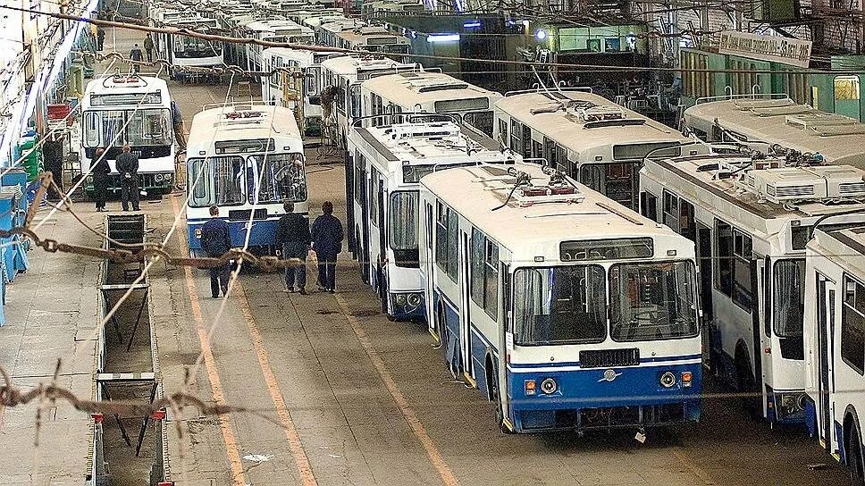 Энгельс троллейбусный завод. Троллейбусы производят в городе поволжья. Центры производства автомобилей в поволжье. Машиностроение поволжья. Автомобильная промышленность поволжья.