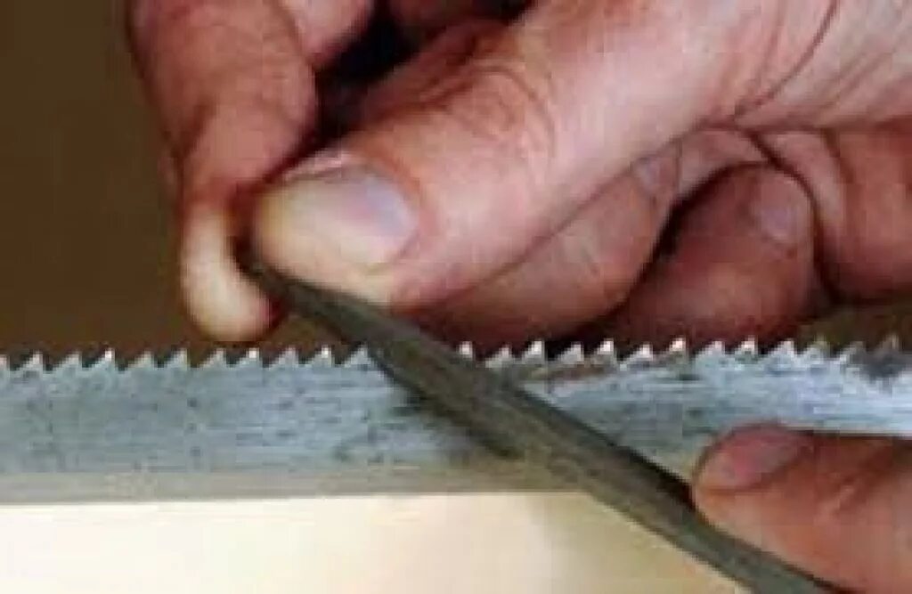 Заточка продольной ножовки по дереву с мелким зубом. Наточить ножовочное полотно для садовой пилы pfz500. Заточка ножовки дремелем. Заточка зубьев ножовки по дереву.