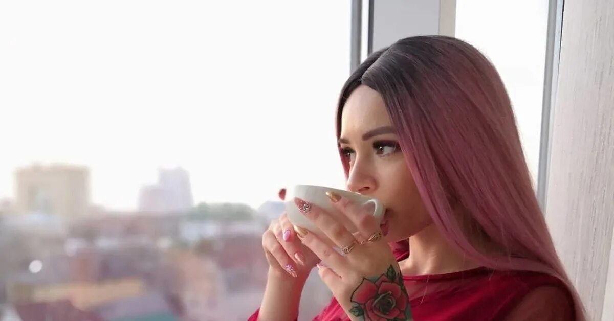 Женские губы с языком. Гифы страсть. Микки и минни маус. Удовлетворение женщины языком. Красивая блондинка посасывает.