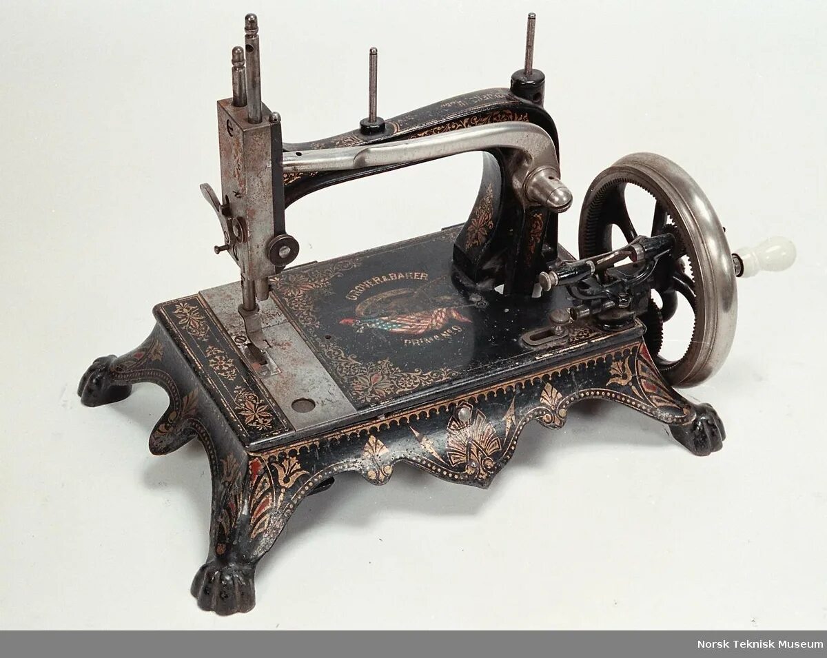 Первая машинка зингер. Первая швейная машинка зингер. Первая швейная машинка зингер 1850. Первая швейная машинка. Первая швейная машина.