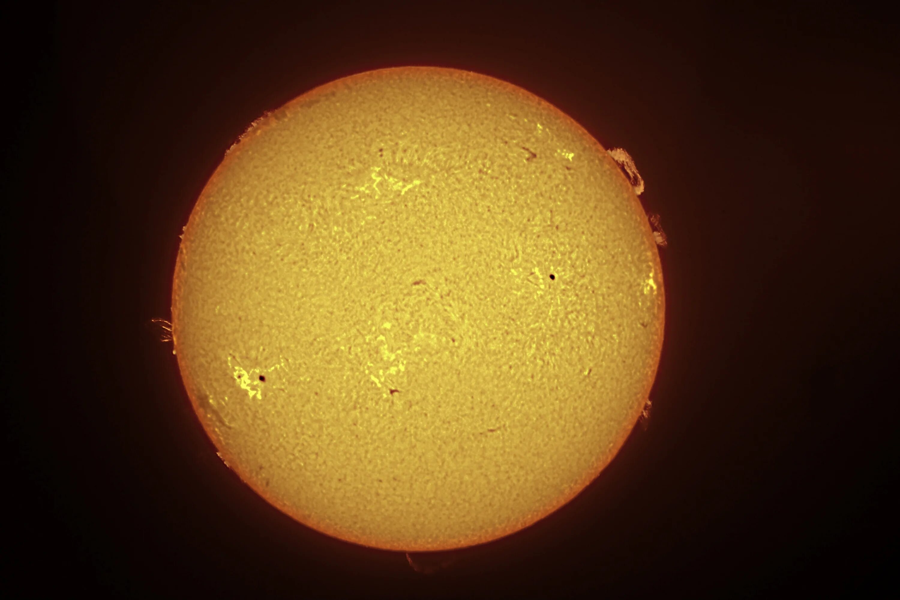 Вид солнца в телескоп. Солнце в теле. Вид солнца через телескоп. Солнце через телескоп.