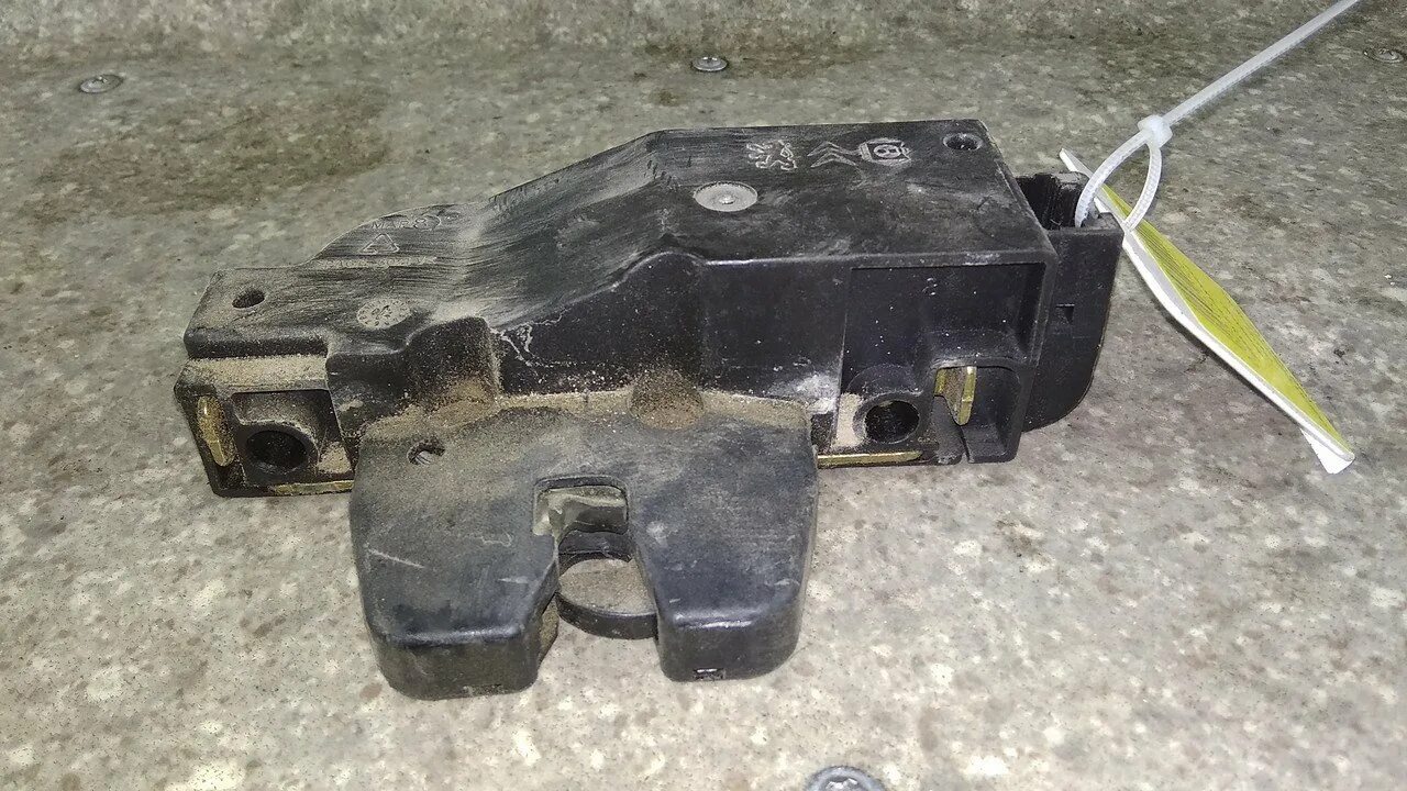 Замок багажника пежо 406 седан. Замок багажника пежо 406. Замок крышки багажника пежо. Замок багажника пежо 406 седан. Пежо 406 замок крышки.