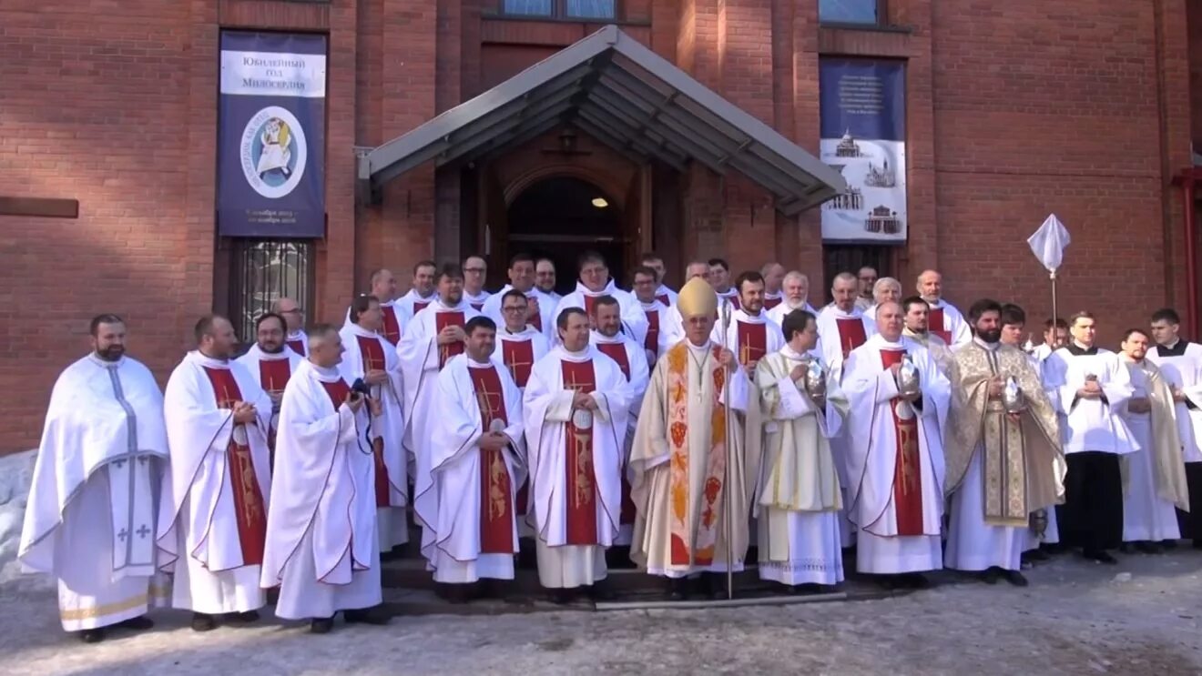 крещение у католиков. миропомазание в католической церкви. латинский обряд католической церкви. крещение в католической церкви. Church католические протестантизм.