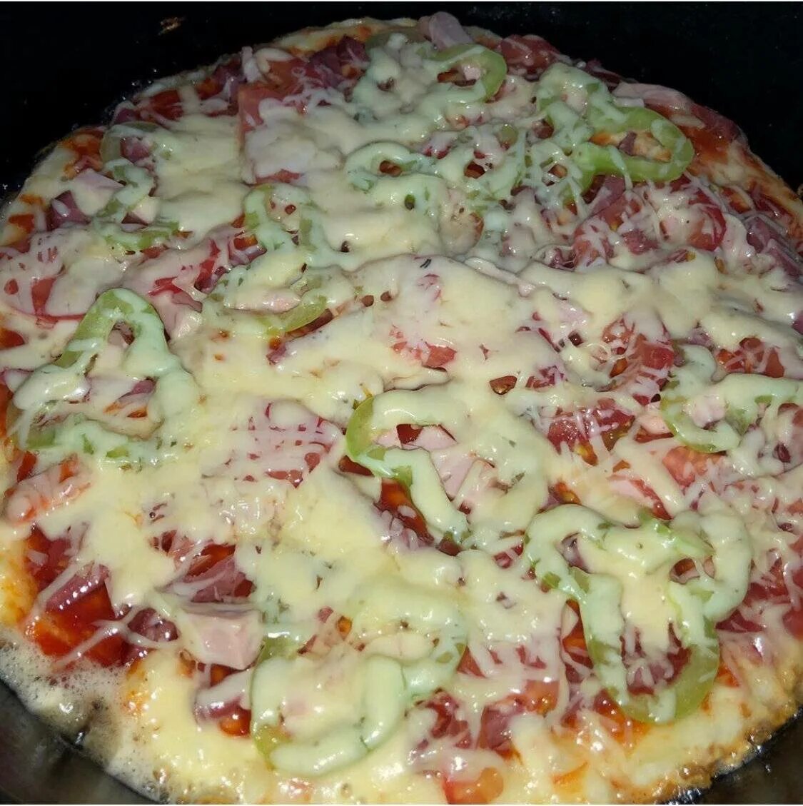 Пицца на сковороде на кефире быстрая рецепт. Быстрая пицца на сковороде. Пицца на сковороде за 10 минут. Тесто для пиццы на сковороде. Яичная пицца на сковороде.