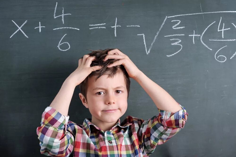 Человек не знает математику. Ученик на математике. Трудности с математикой. Математика для детей. Школьник у доски.