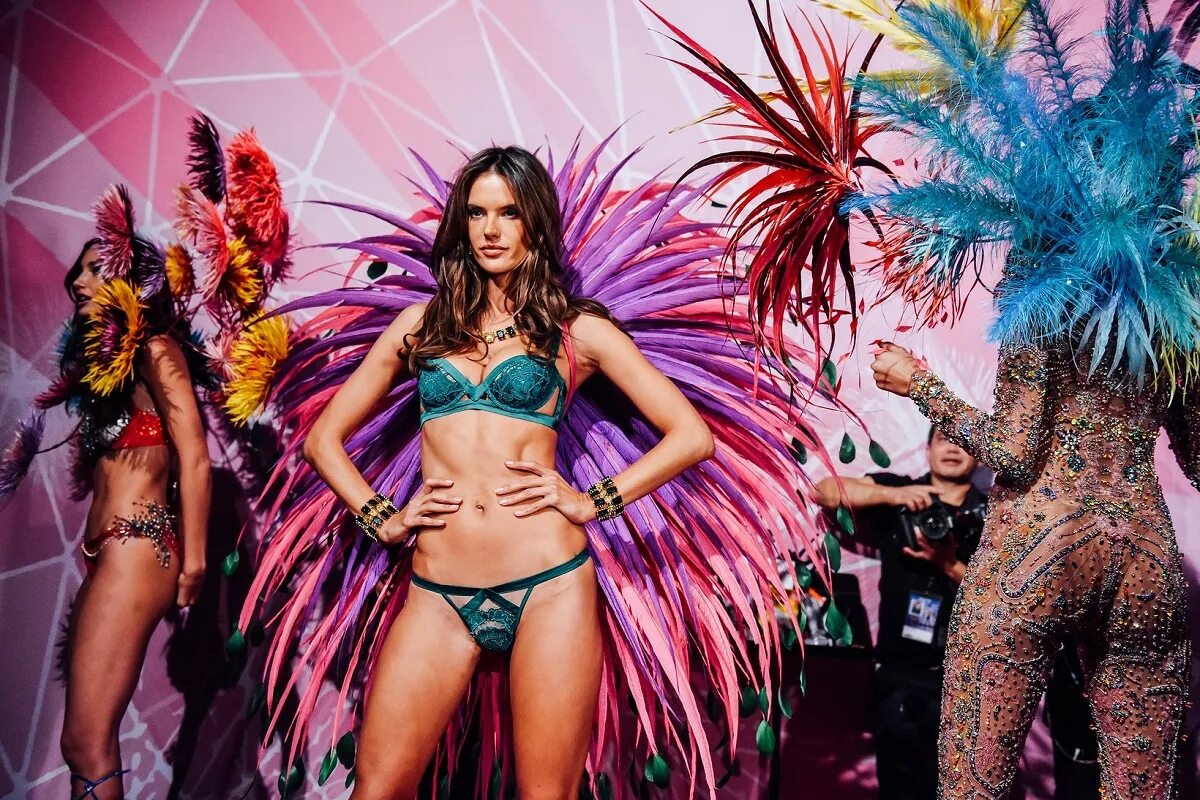 Шоу девушки фото. Виктория сикрет. алессандра амбросио victoria&#039;s secret party. victoria secret шоу. алессандра амбросио victoria&#039;s secret backstage.