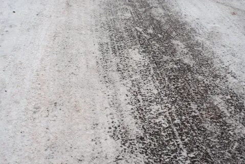 На асфальте снег ложится