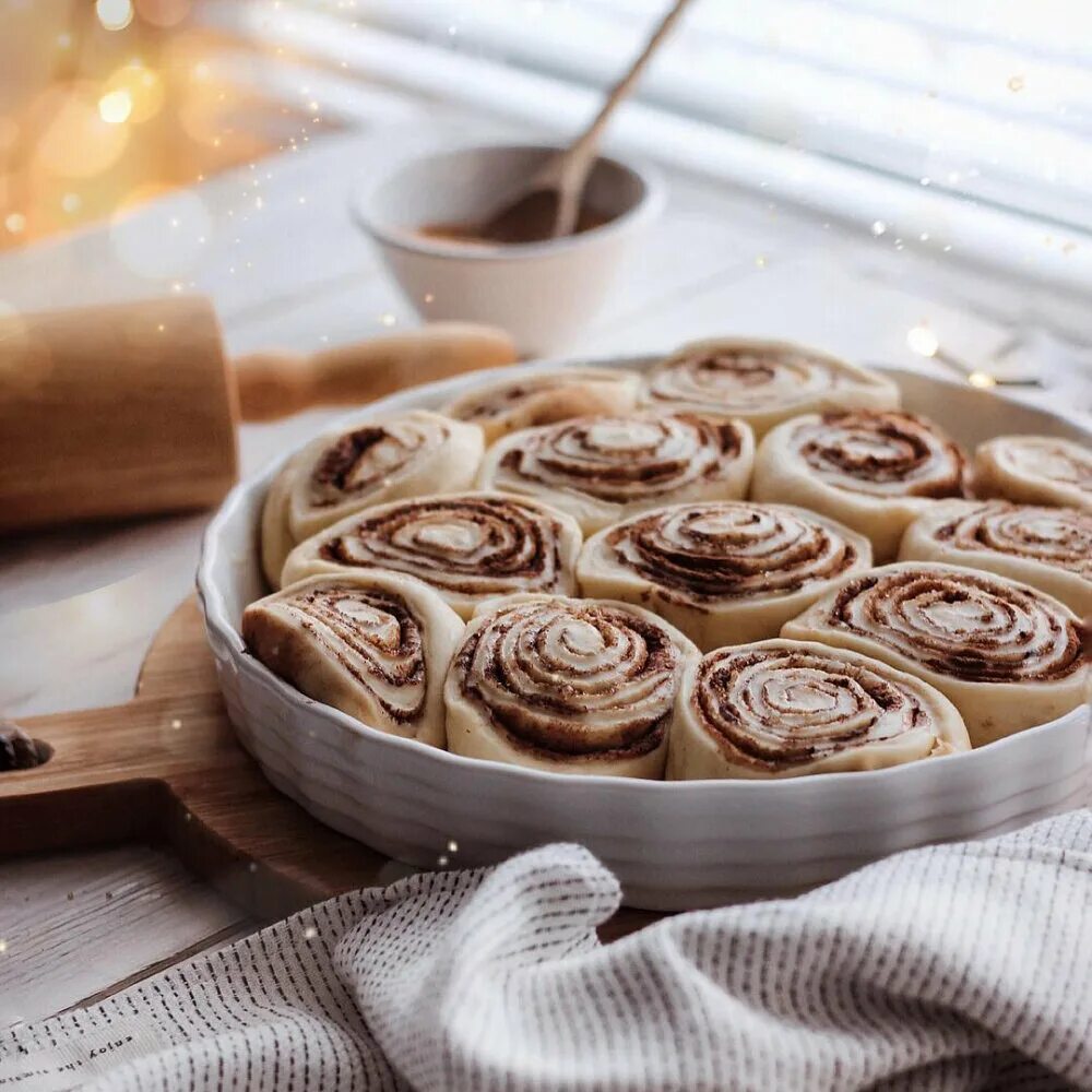 Cinnabon булочки. Булочки "синабоны с корицей". Синнабоны с корицей с кремом. Cinnabon булочки с корицей. Булочки синнабон (cinnabon).