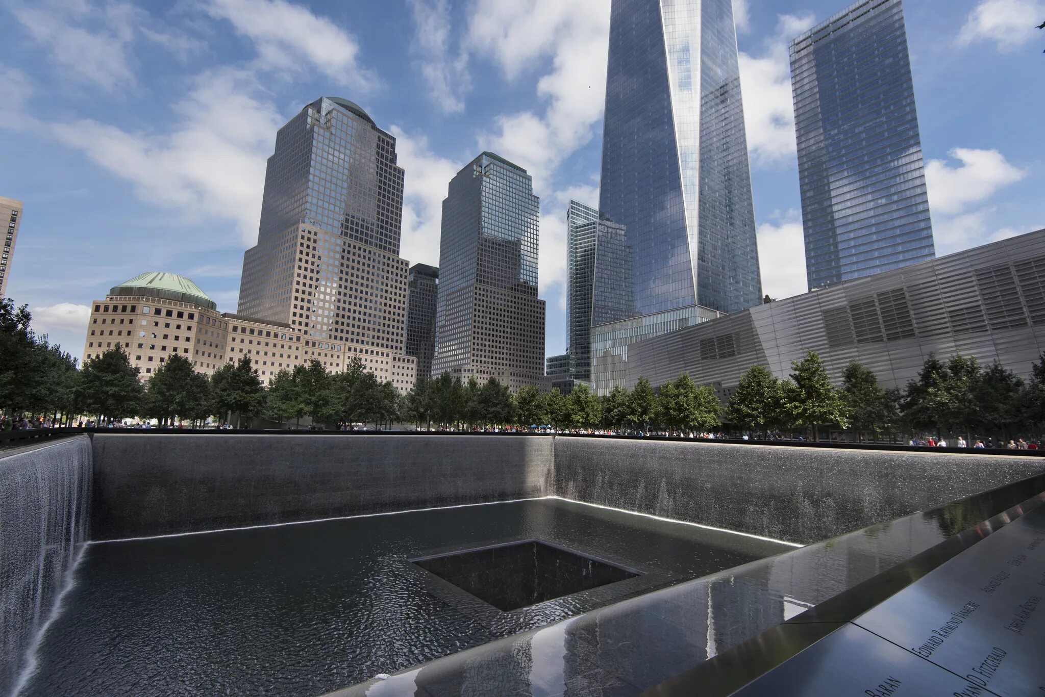 Сейчас new light. Мемориал 9/11 в Нью-Йорке. Мемориал 911 в Нью-Йорке. Башни Близнецы в Нью-Йорке сейчас. Граунд Зеро Нью Йорк.