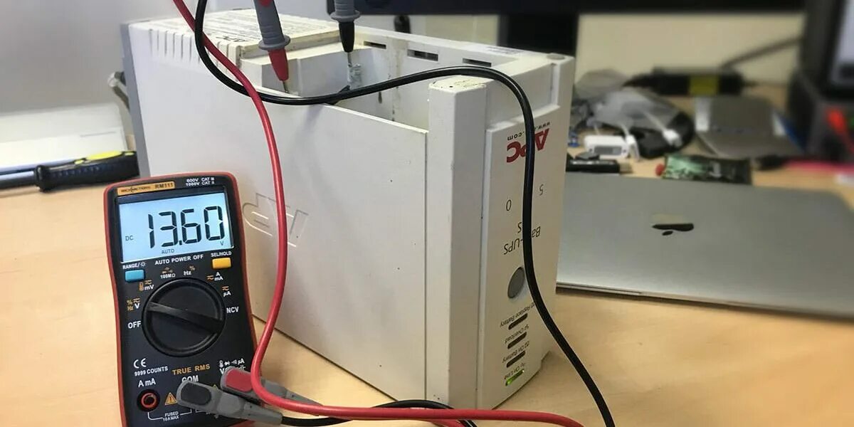 Ups бесперебойник автомобильный аккумулятор зарядка. Зарядник для аккумулятора автомобиля из бесперебойника. Аккумулятор для бесперебойника rbp0119. Как заряжать бесперебойник. Восстановление аккумуляторной батарейки безперебойника.