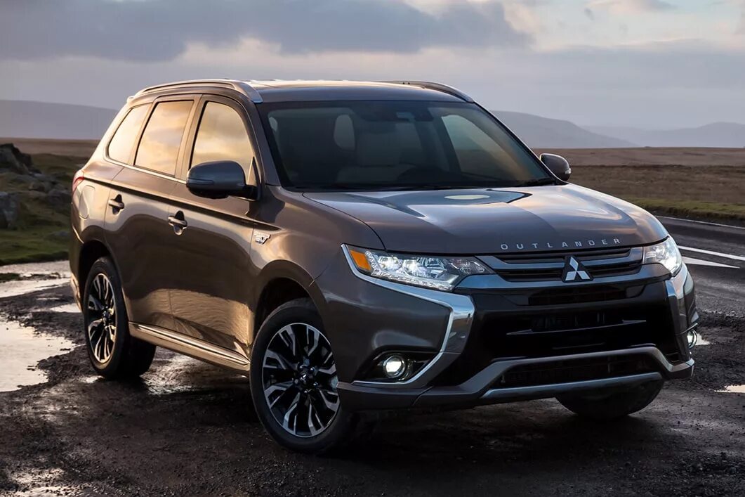 Mitsubishi outlander phev 2013. Митсубиси аутлендер 2016. Mitsubishi outlander phev 2014. Митсубиси аутлендер пхев. Mitsubishi outlander 2014.