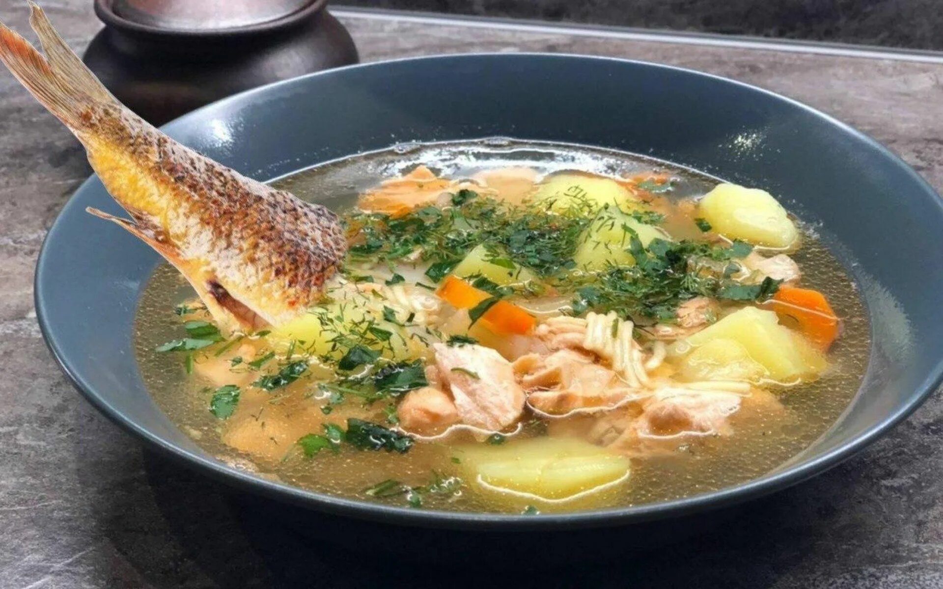 Рыбный суп из форели. Набор для ухи из лосося. Уха из рыбьих голов. Суп рыбный из семги. Уха из форели.