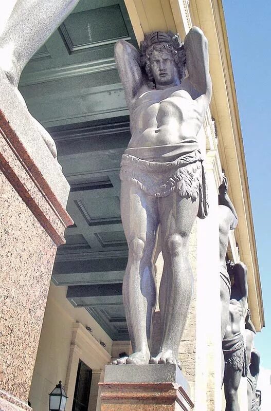 атлант титан статуя. кариатида статуя эрмитаж. какой атлант. атлант древняя греция. лежачие атланты.