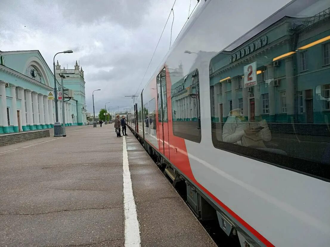 Движение поездов смоленск. Поезд Смоленск. Ласточка Смоленск. Поезд Ласточка Смоленск. Части вокзала.