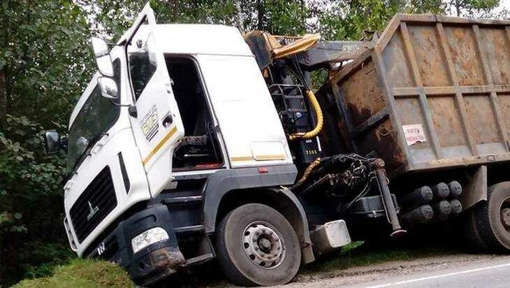 Грузовики брянск. Мусоровозы в Торжке. Bryansk грузовик. Мусоровоз съехал с дороги под Каменском.