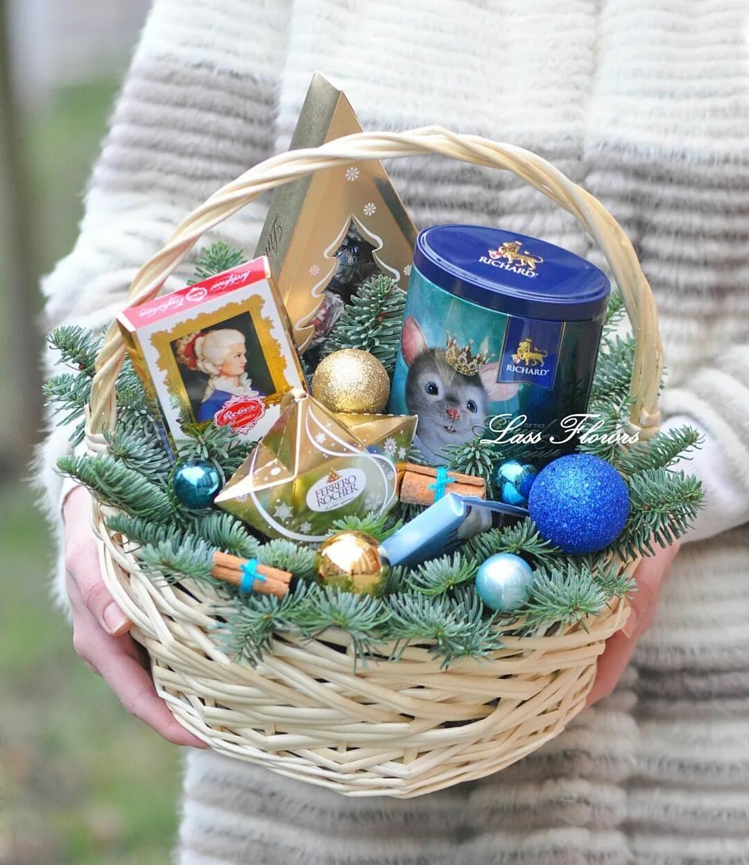 как сделать новогоднюю корзину своими руками. корзинка новогодняя декоративная. украшение корзины на новый год. новогодняя корзина. как сделать новогоднюю корзину своими руками.