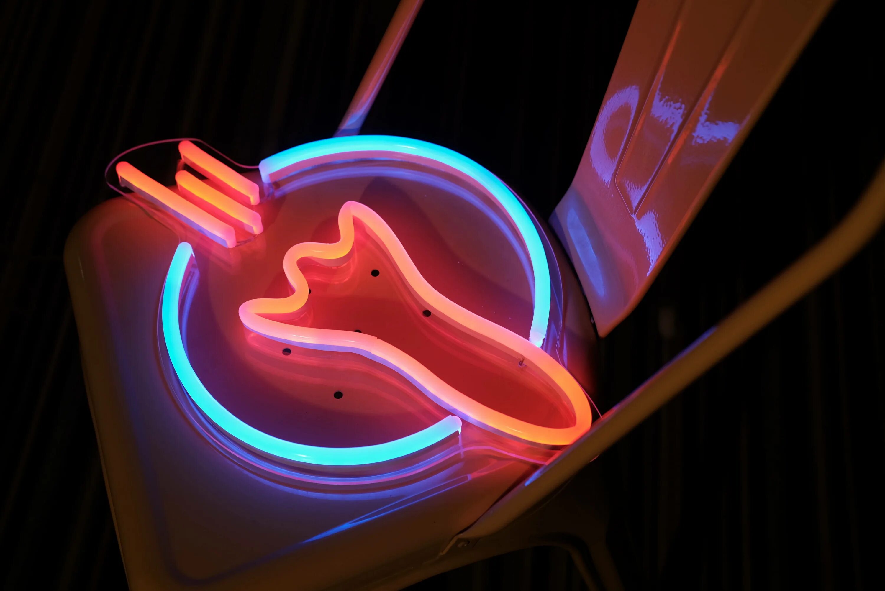 Сделай неоновый. Неоновая вывеска. Гибкий неон вывеска. Неоновые фигурки на стену. Светодиодная неоновая вывеска.