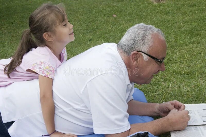 Grandfather and granddaughter. Внучка с дедом в бассейне. Grandpa and granddaughter. Дедушка с внучкой в автобусе. Дед и внучка ванне