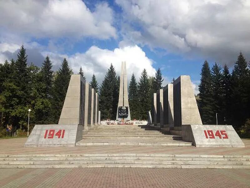 Победа горно алтайск. Парк Победы Горно-Алтайск. Парк Победы в Горно Алтайске. О памятнике Победы в Горно Алтайске. Мемориал Победы Горно-Алтайск.