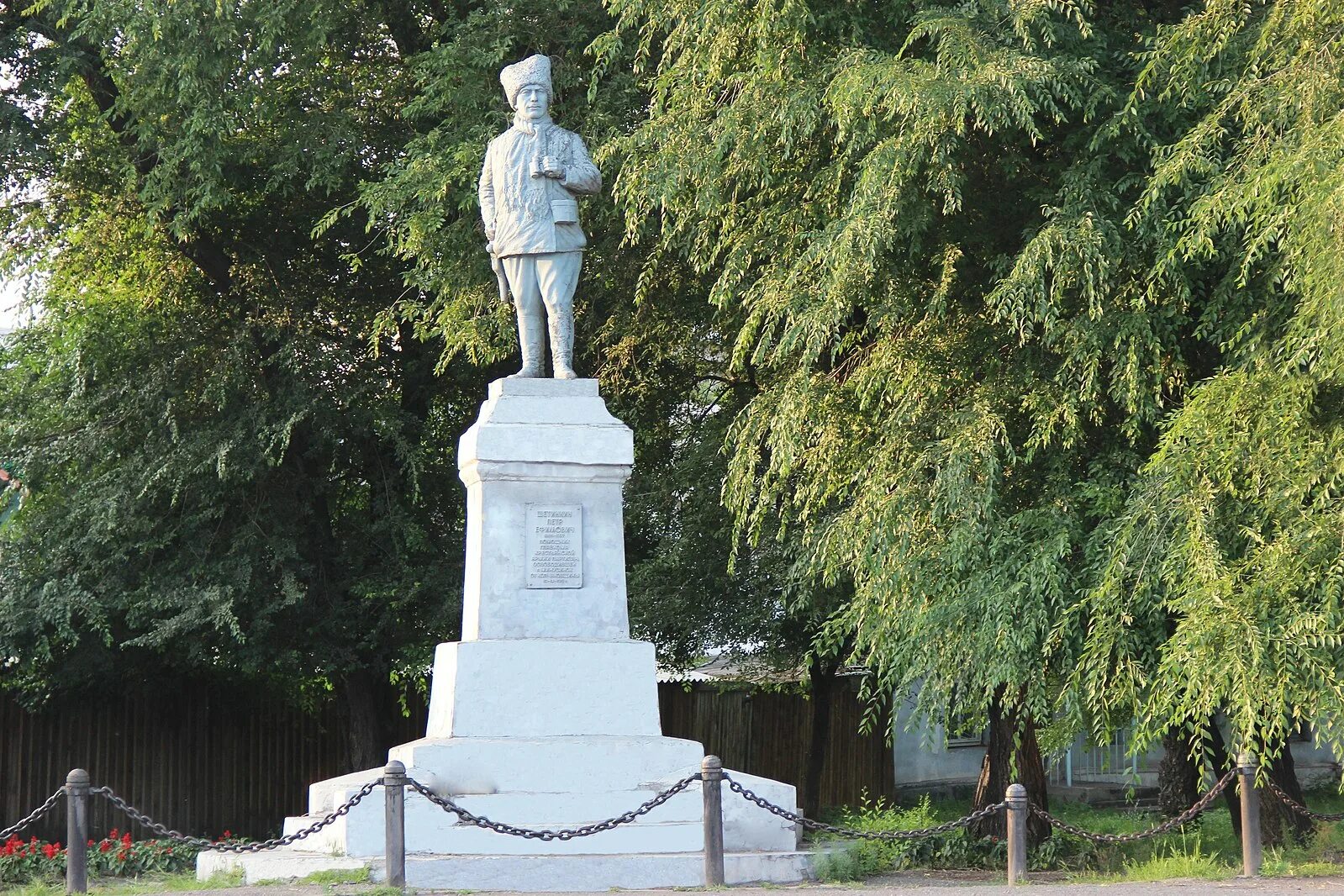 Е п и центр. Памятник Щетинкину в Минусинске. П.Е. Щетинкин памятник Минусинск. Памятник Щетинкину Петру Ефимовичу в г. Минусинске.